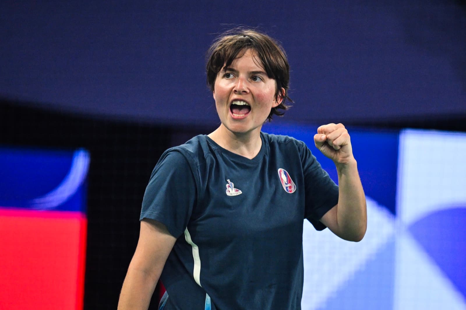 Milena Surreau en compétition, poing serré